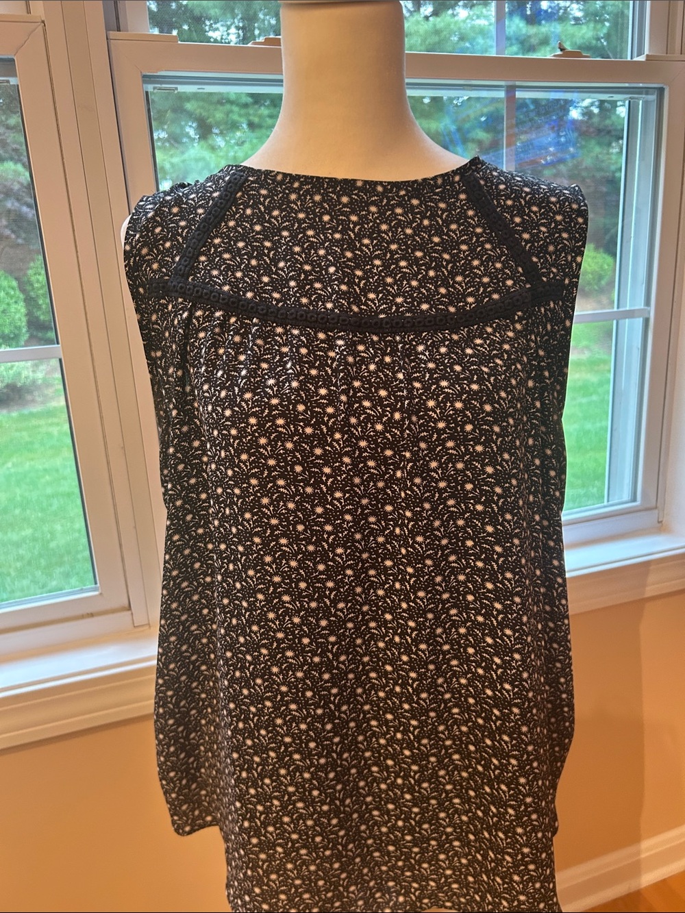 LOFT Black and White Floral Sleeveless Camisole